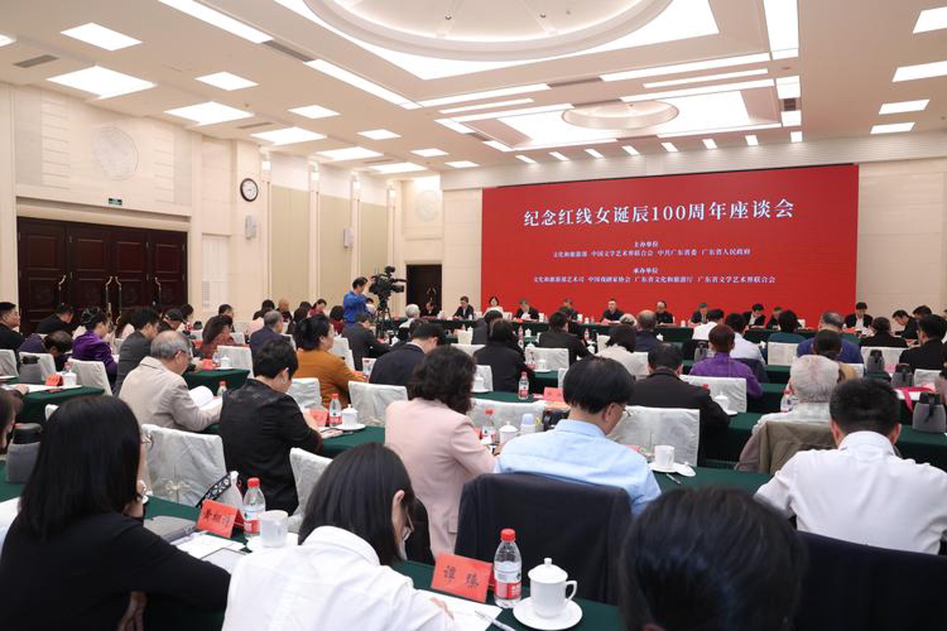 艺术家宣传网